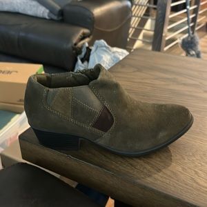 Women’s earth origins booties. New in box